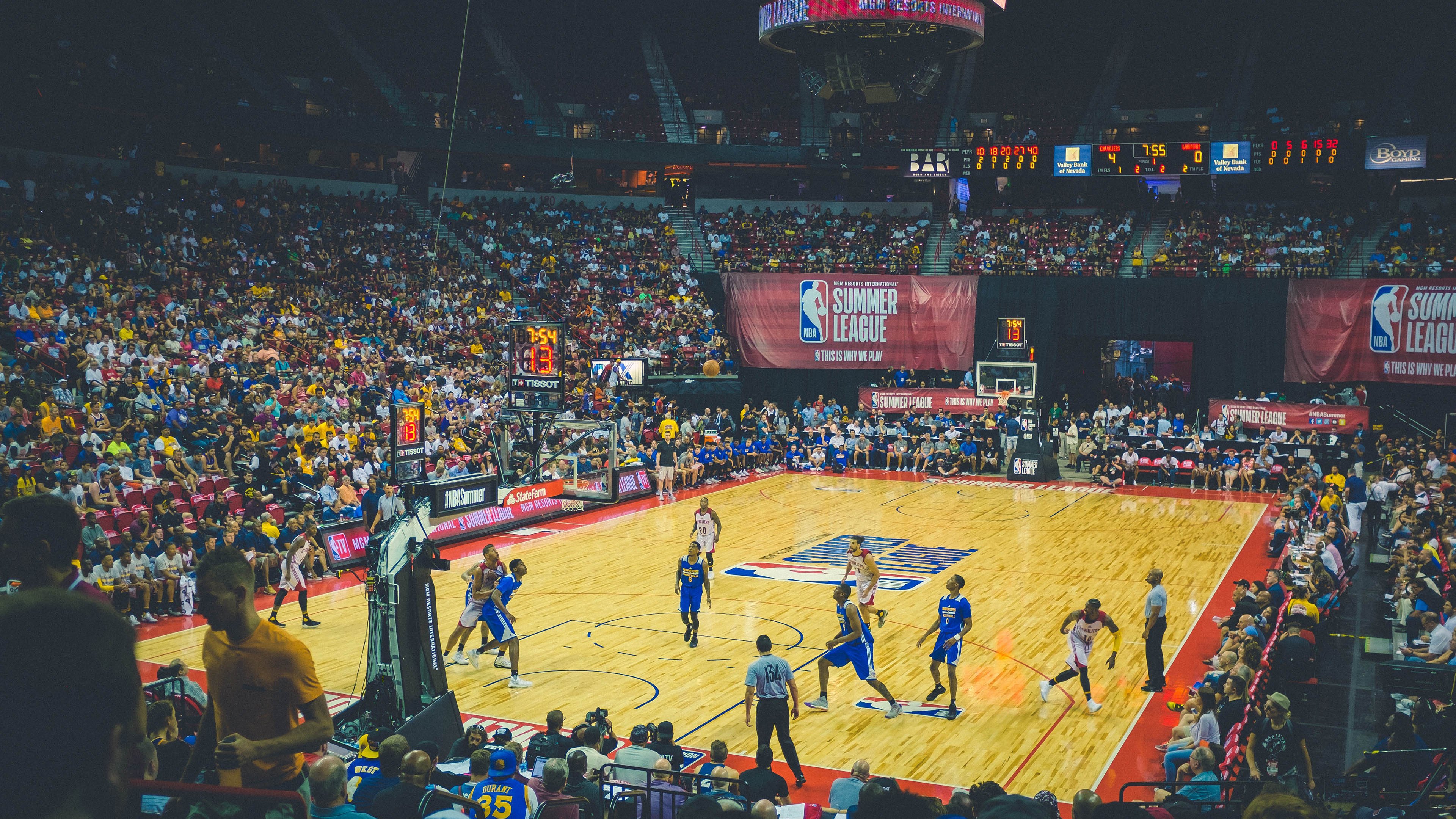 季后赛悬念升温，几支球队实力不相上下，季后赛球员