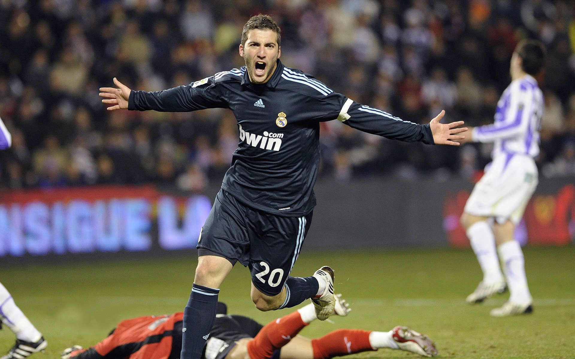 校园足球特色课程成果丰厚，青少年体育素养明显提升，学校足球特色